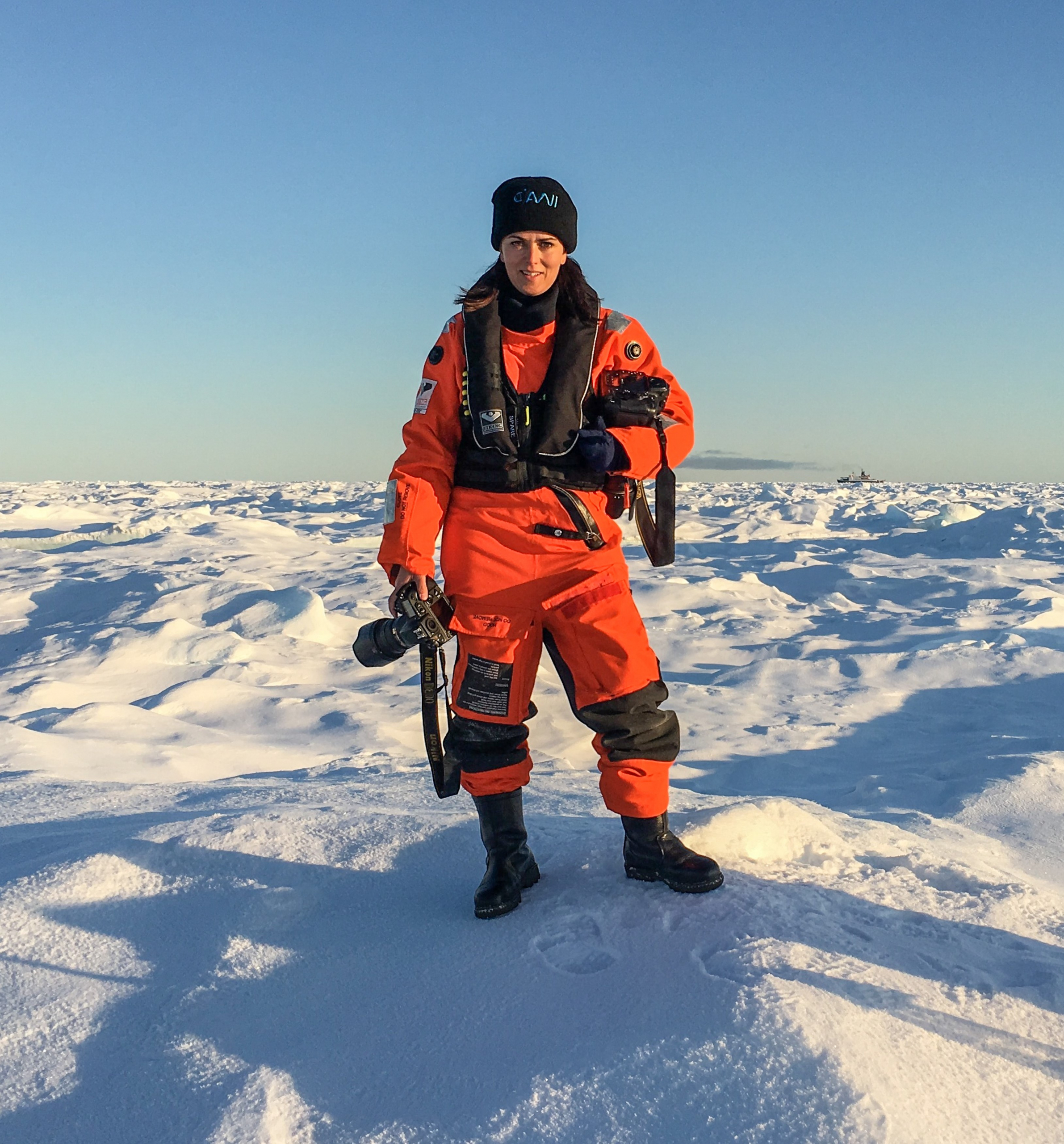 Esther Horvath steht in der Arktis. Sie trägt einen orangenen Overall. Foto: Harold de Jager
